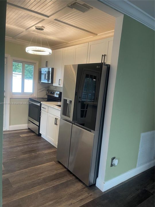 For Rent: $3,000 (2 beds, 1 baths, 837 Square Feet)