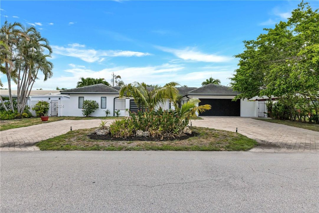 For Sale: $1,390,000 (3 beds, 3 baths, 1938 Square Feet)