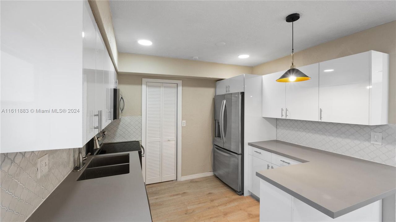 Active With Contract: $3,300 (3 beds, 2 baths, 1313 Square Feet)