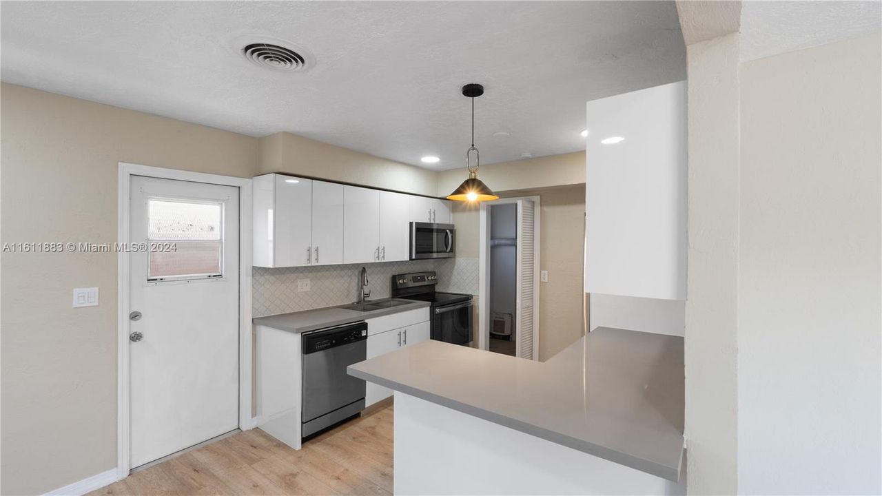 Active With Contract: $3,300 (3 beds, 2 baths, 1313 Square Feet)