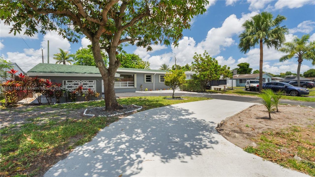 Active With Contract: $3,300 (3 beds, 2 baths, 1313 Square Feet)