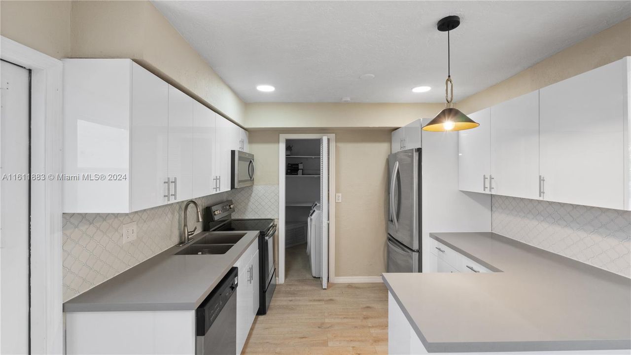 Active With Contract: $3,300 (3 beds, 2 baths, 1313 Square Feet)