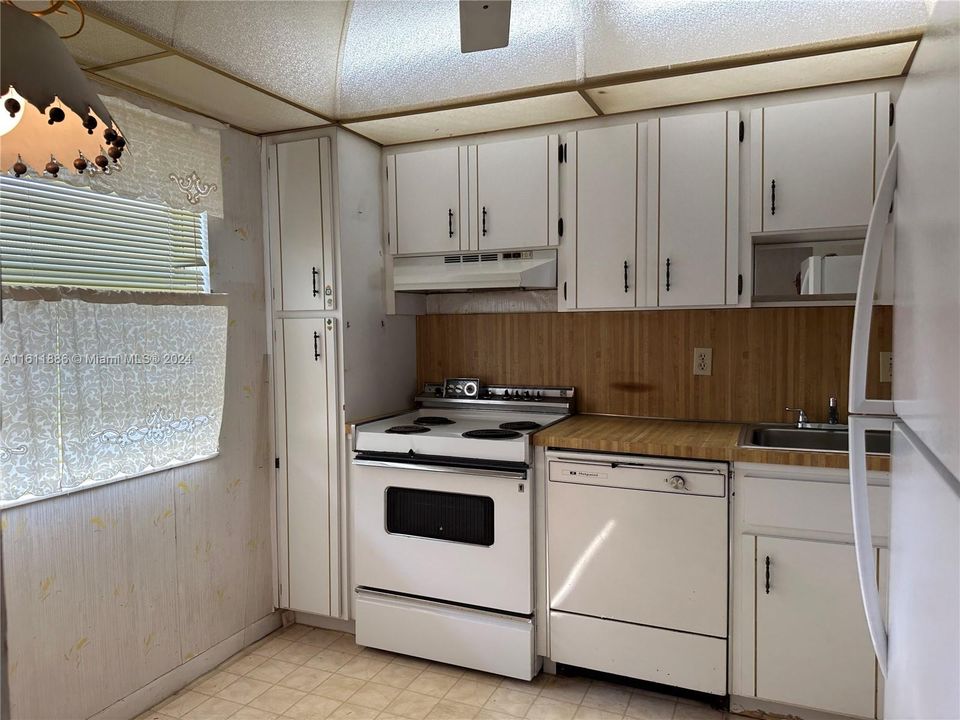 For Sale: $89,000 (1 beds, 2 baths, 904 Square Feet)