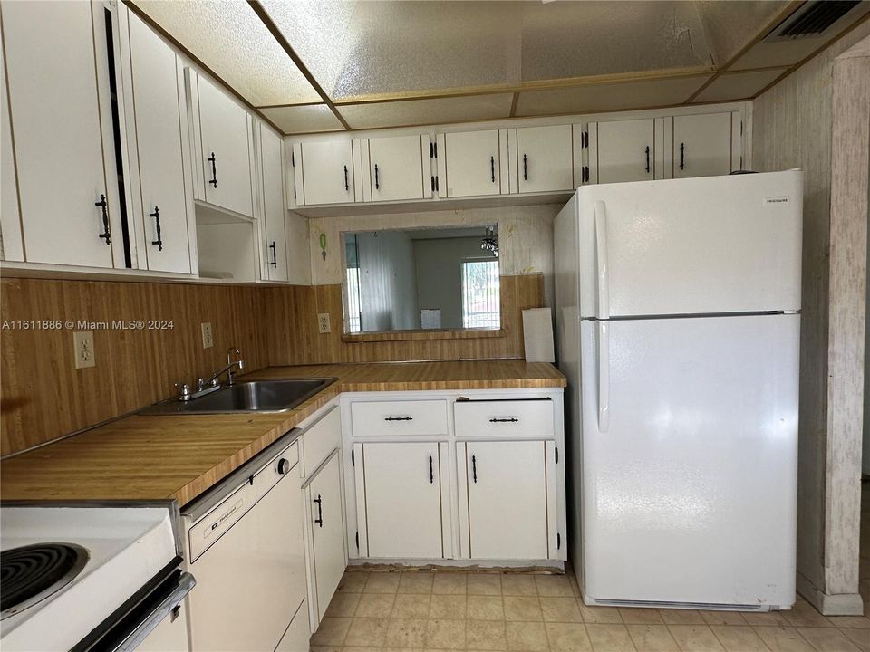 For Sale: $89,000 (1 beds, 2 baths, 904 Square Feet)