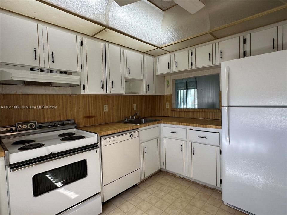 For Sale: $89,000 (1 beds, 2 baths, 904 Square Feet)