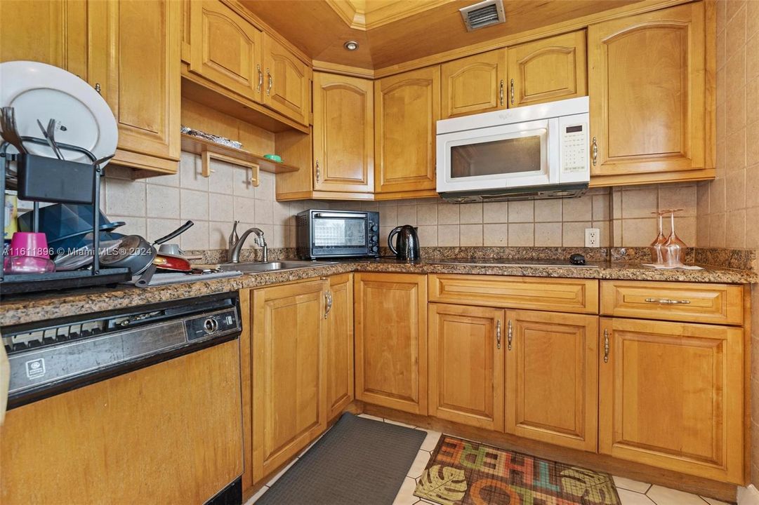 For Sale: $185,000 (2 beds, 2 baths, 1100 Square Feet)