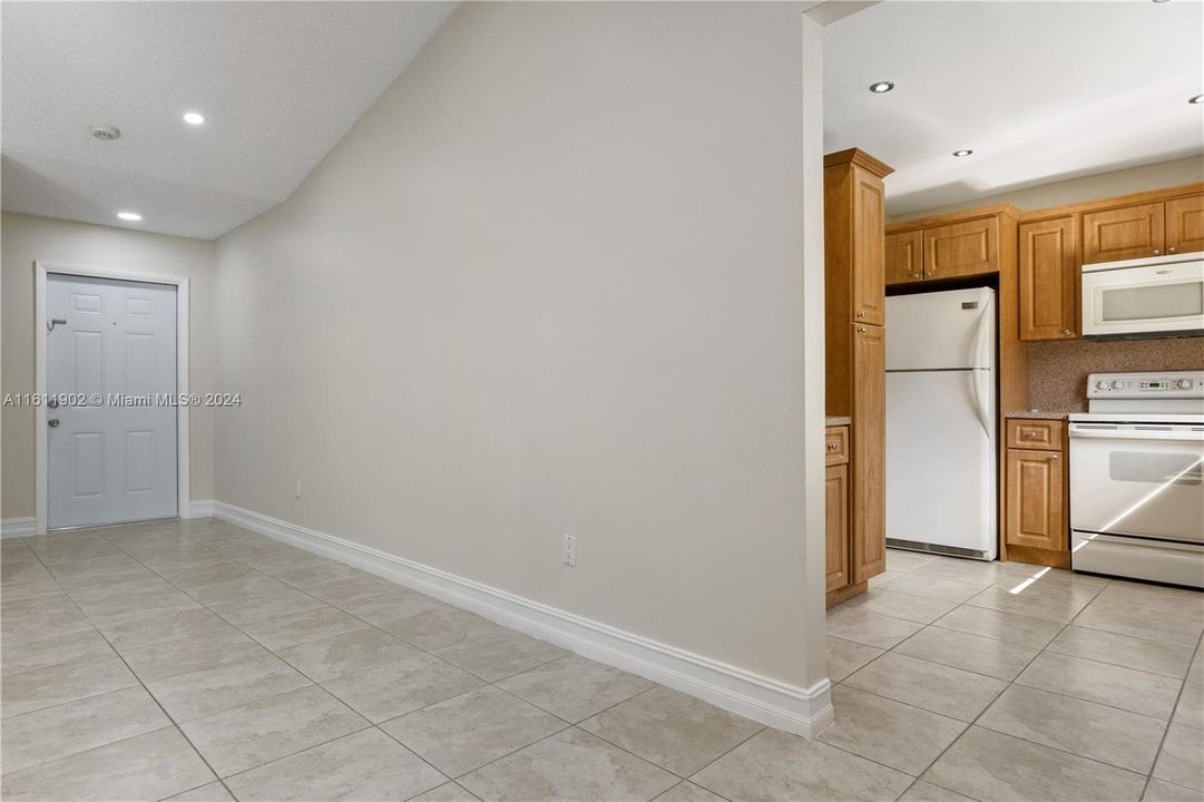 For Rent: $2,100 (1 beds, 1 baths, 710 Square Feet)