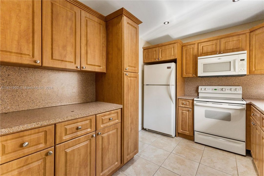 For Rent: $2,100 (1 beds, 1 baths, 710 Square Feet)