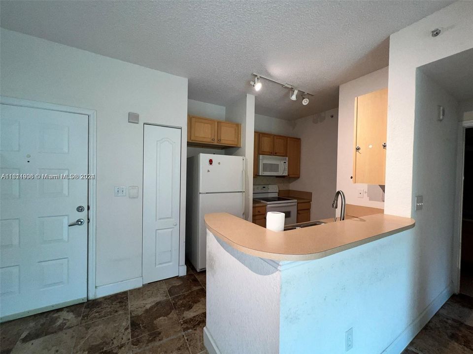 For Rent: $2,200 (1 beds, 1 baths, 652 Square Feet)