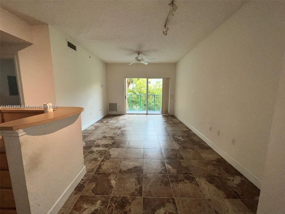 For Rent: $2,200 (1 beds, 1 baths, 652 Square Feet)