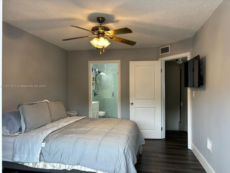 For Sale: $365,000 (2 beds, 2 baths, 979 Square Feet)