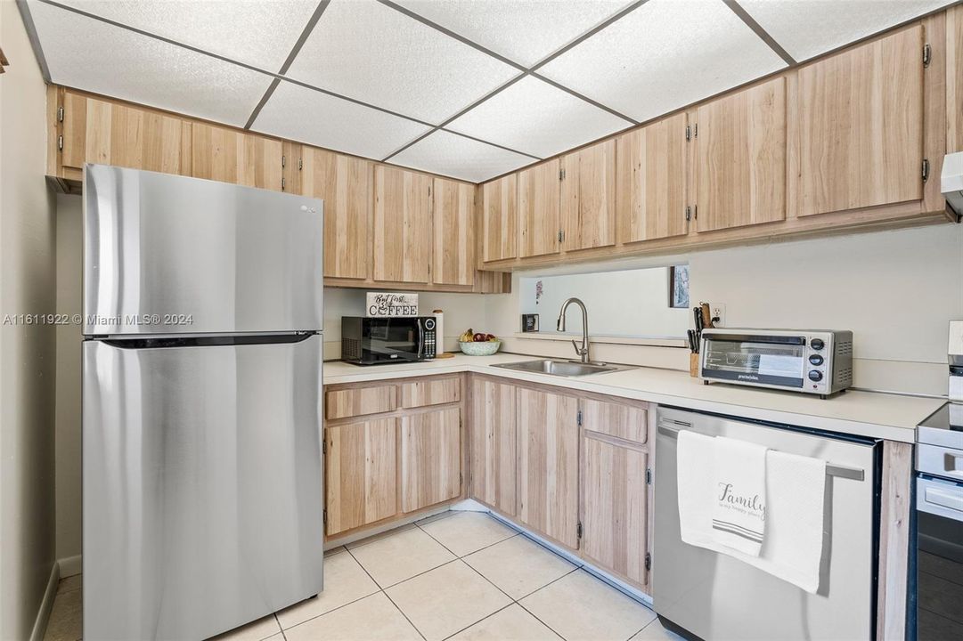 For Sale: $280,000 (2 beds, 2 baths, 965 Square Feet)