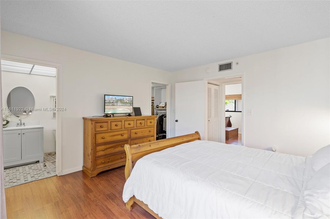 For Sale: $280,000 (2 beds, 2 baths, 965 Square Feet)