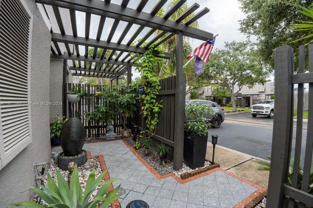 For Sale: $470,000 (2 beds, 2 baths, 1318 Square Feet)