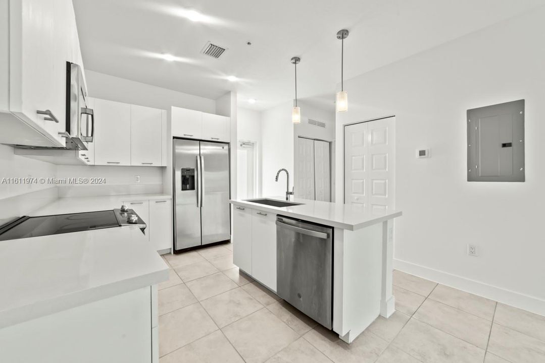 For Rent: $2,500 (1 beds, 1 baths, 738 Square Feet)