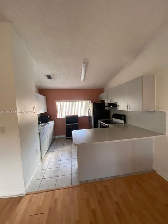 For Sale: $335,000 (2 beds, 2 baths, 925 Square Feet)