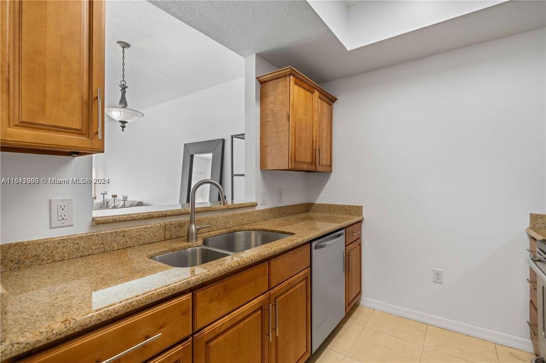 For Rent: $2,575 (1 beds, 1 baths, 704 Square Feet)