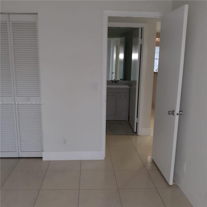 For Rent: $2,100 (2 beds, 1 baths, 953 Square Feet)