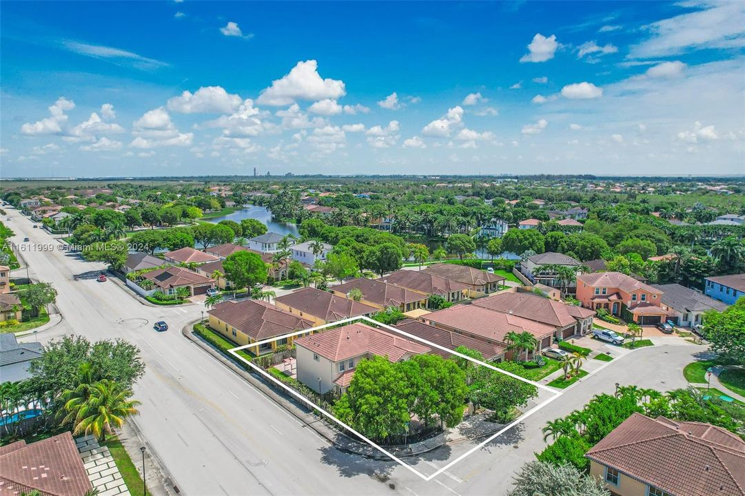 For Sale: $900,000 (4 beds, 3 baths, 3043 Square Feet)