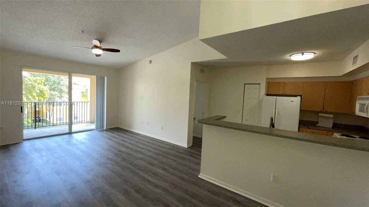 For Rent: $2,200 (2 beds, 2 baths, 977 Square Feet)