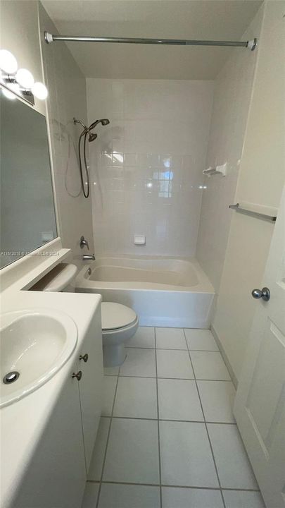 For Rent: $2,200 (2 beds, 2 baths, 977 Square Feet)