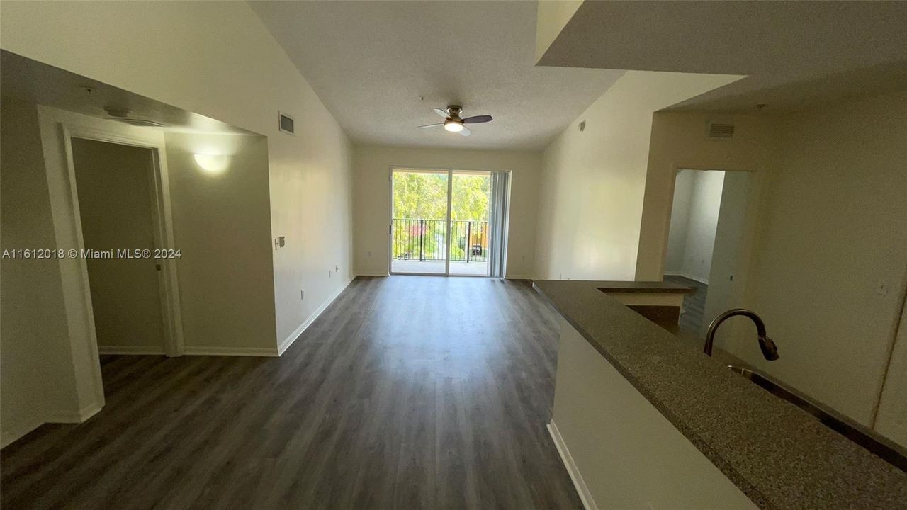 For Rent: $2,200 (2 beds, 2 baths, 977 Square Feet)