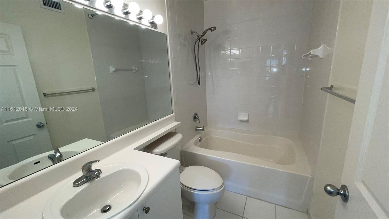 For Rent: $2,200 (2 beds, 2 baths, 977 Square Feet)