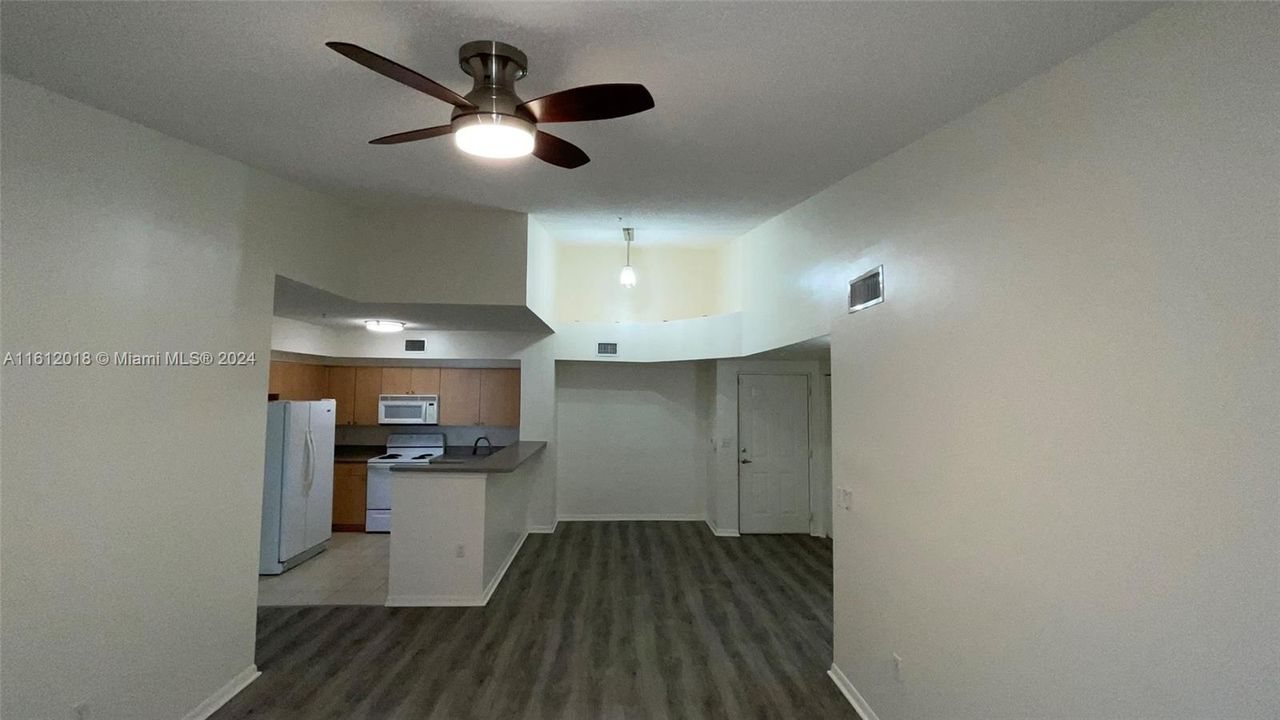 For Rent: $2,200 (2 beds, 2 baths, 977 Square Feet)