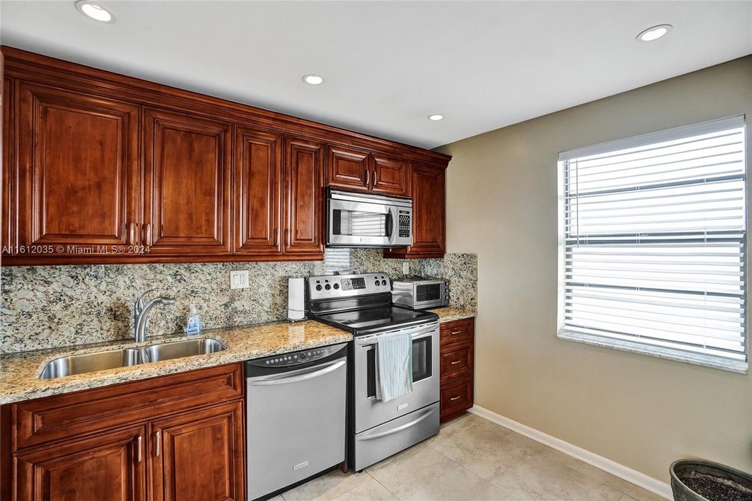 For Sale: $410,000 (2 beds, 2 baths, 1002 Square Feet)