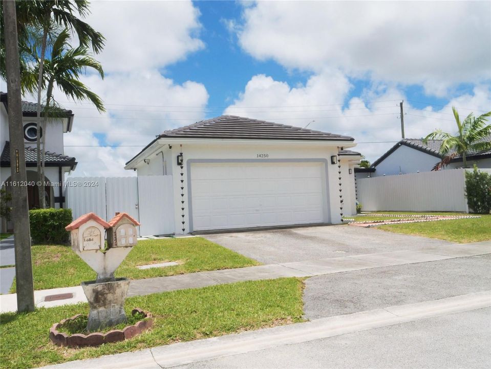 For Sale: $659,000 (3 beds, 2 baths, 1168 Square Feet)