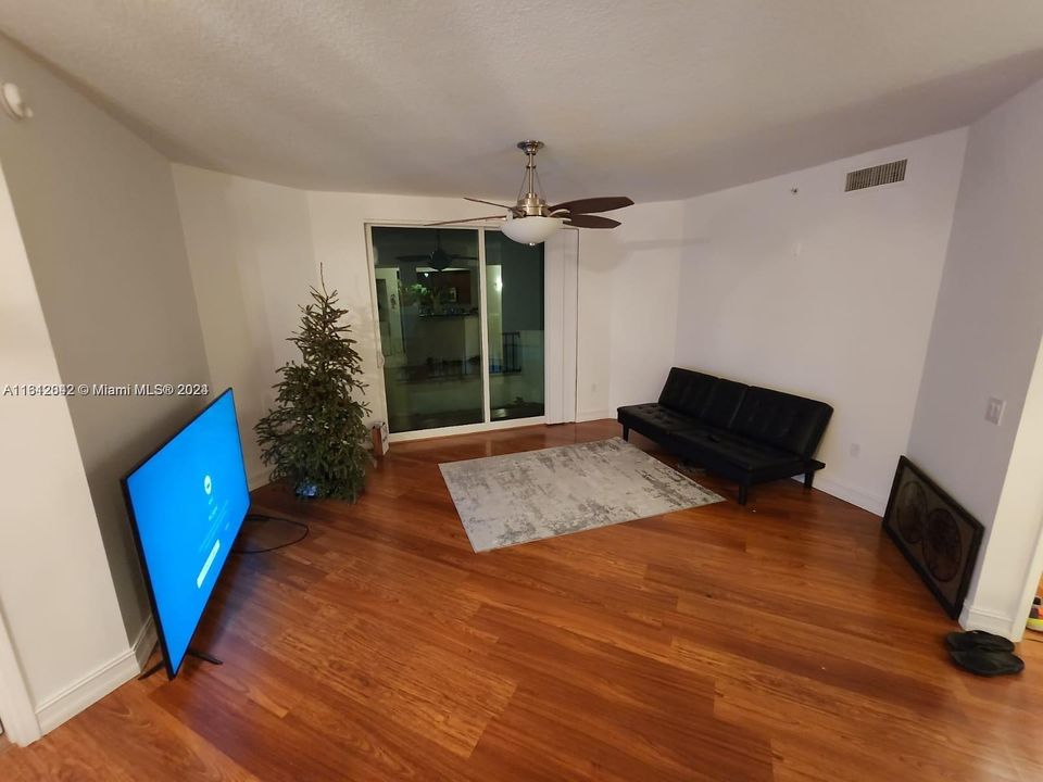 For Rent: $2,300 (2 beds, 2 baths, 1130 Square Feet)