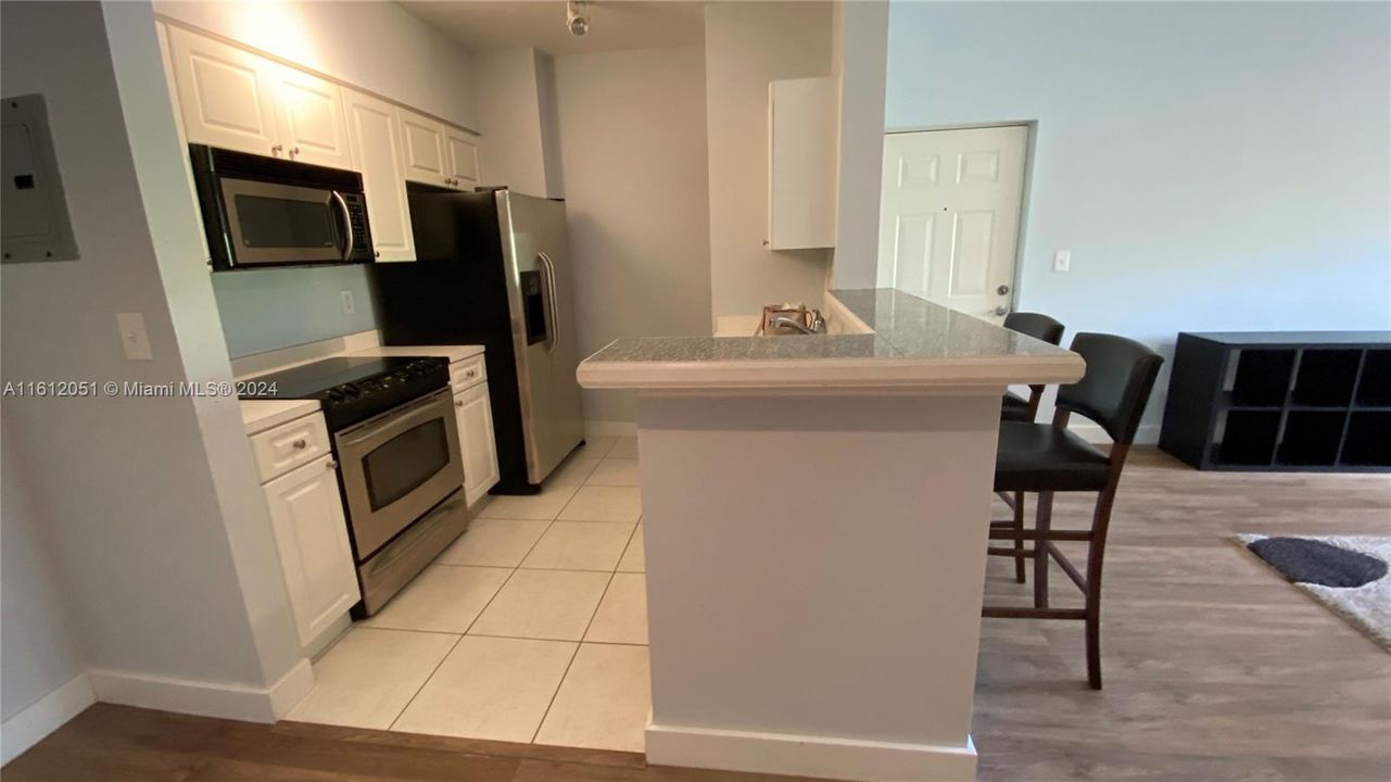 For Rent: $2,200 (1 beds, 1 baths, 711 Square Feet)