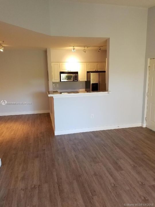 For Rent: $2,200 (1 beds, 1 baths, 711 Square Feet)