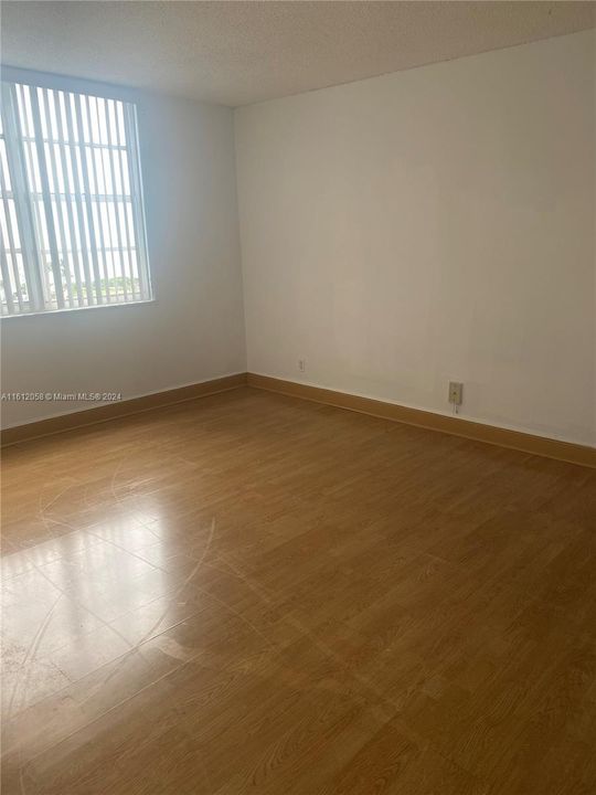 For Rent: $2,200 (1 beds, 1 baths, 910 Square Feet)