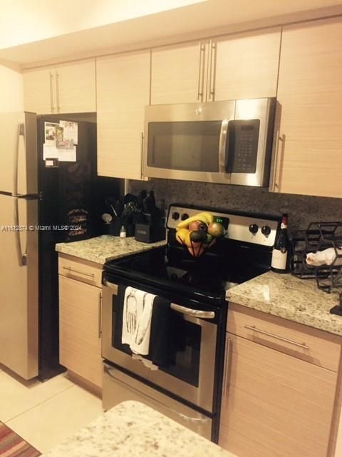 For Sale: $250,000 (1 beds, 1 baths, 742 Square Feet)