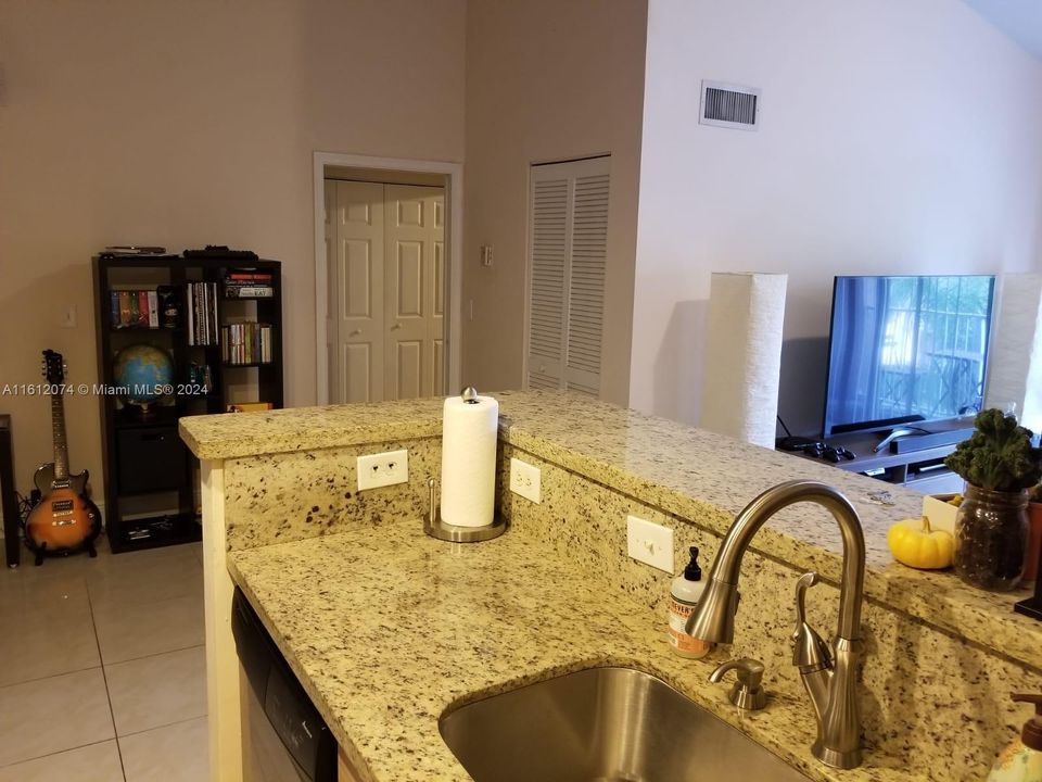 For Sale: $250,000 (1 beds, 1 baths, 742 Square Feet)