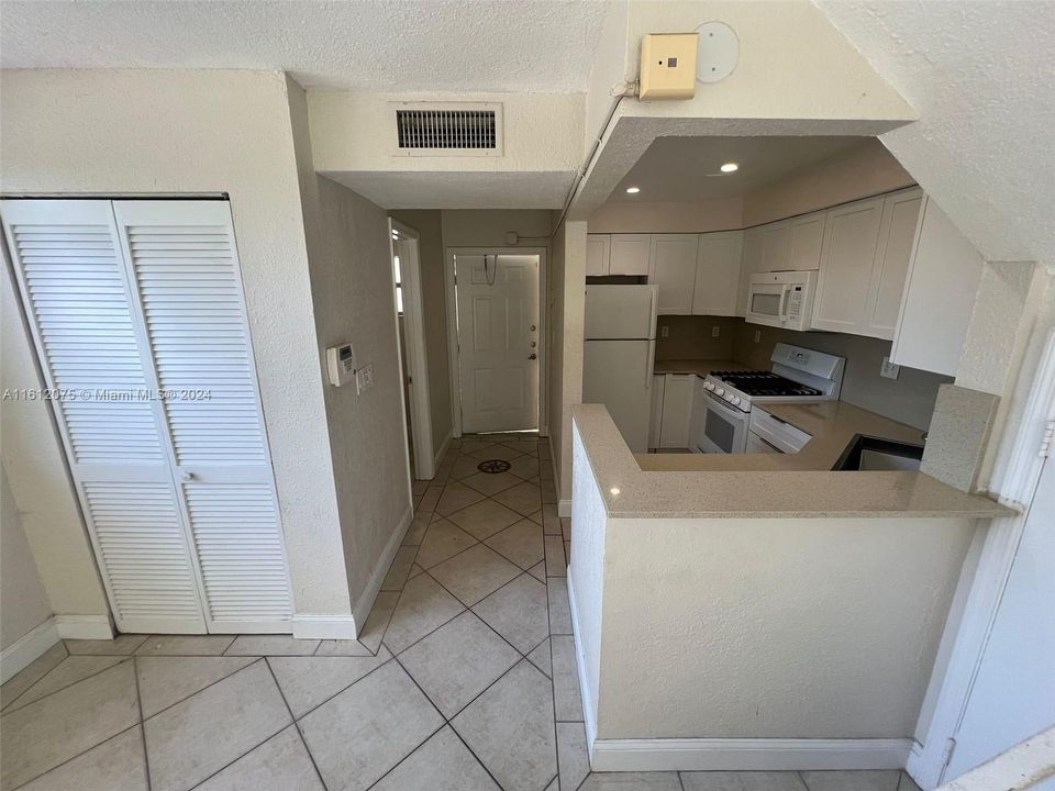 For Rent: $2,600 (2 beds, 2 baths, 960 Square Feet)