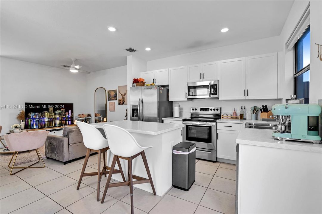 For Sale: $449,000 (3 beds, 3 baths, 1328 Square Feet)