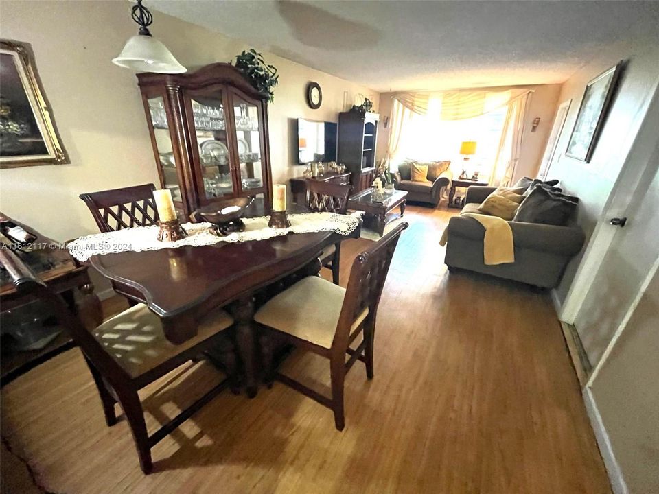 For Sale: $190,000 (2 beds, 2 baths, 952 Square Feet)