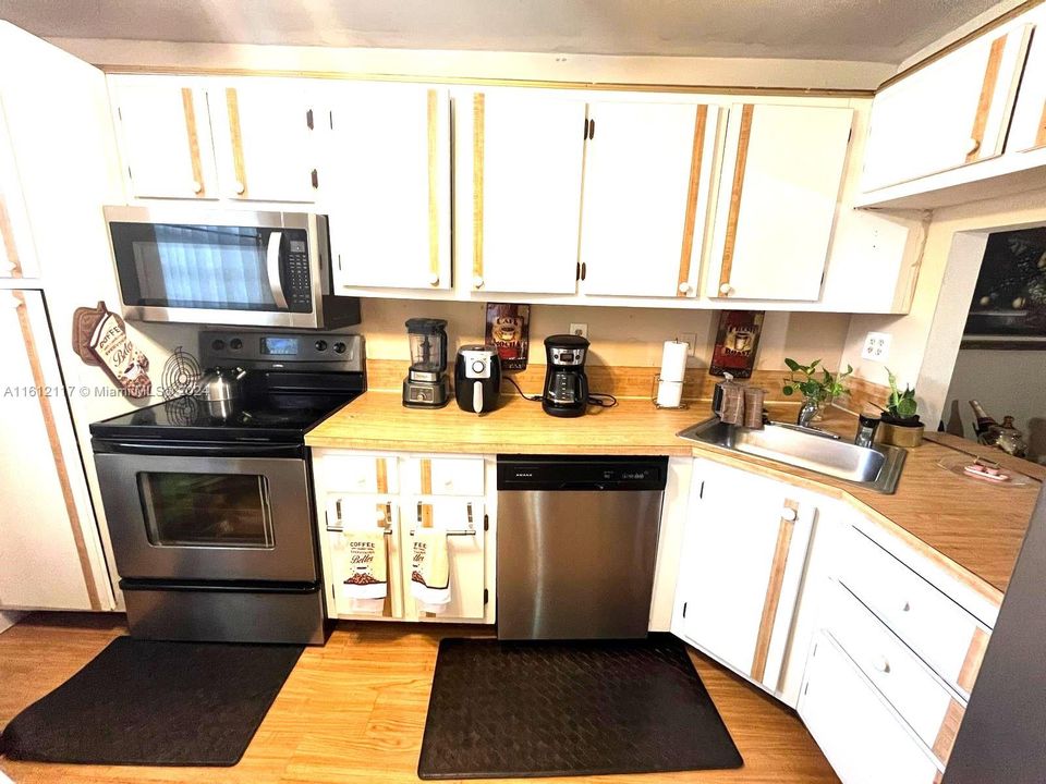 For Sale: $190,000 (2 beds, 2 baths, 952 Square Feet)