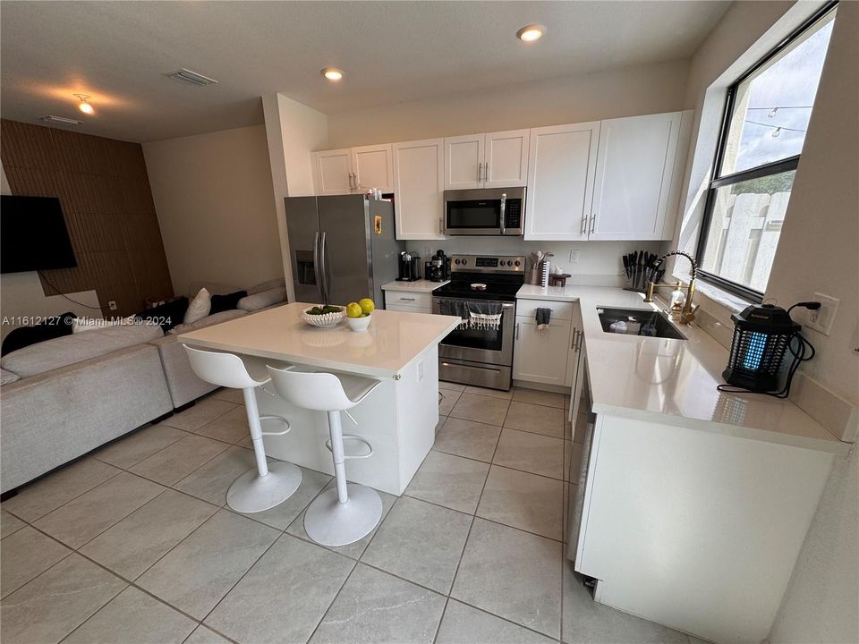 For Sale: $440,000 (3 beds, 3 baths, 1328 Square Feet)