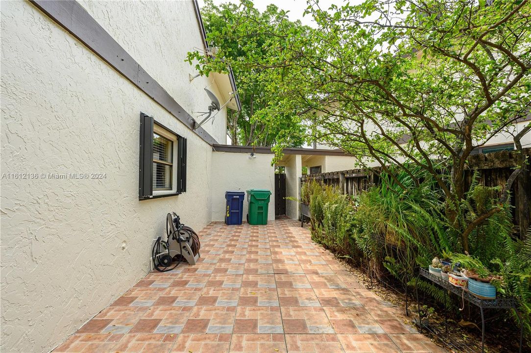 For Sale: $525,000 (2 beds, 3 baths, 1914 Square Feet)