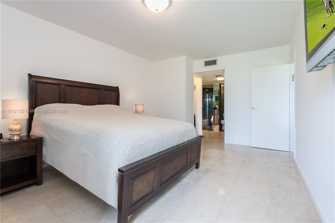 For Sale: $298,000 (1 beds, 1 baths, 913 Square Feet)