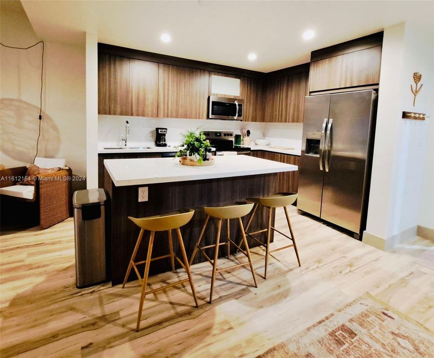 For Sale: $499,000 (1 beds, 1 baths, 976 Square Feet)