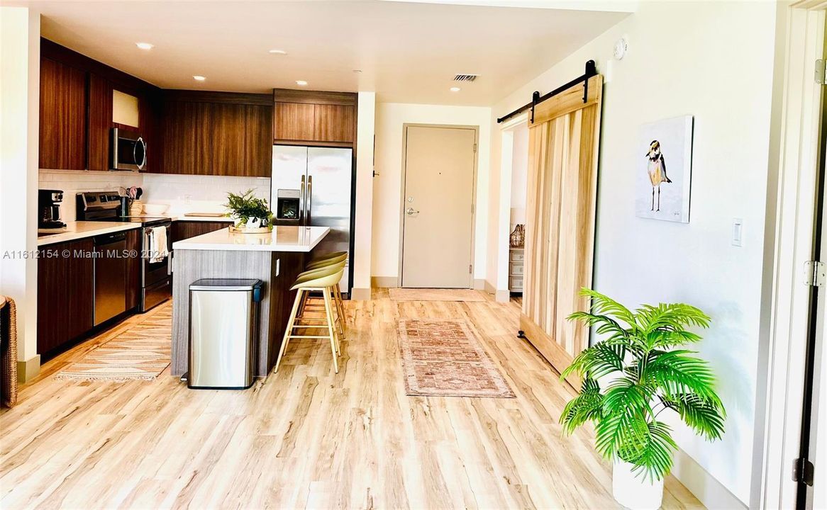 For Sale: $499,000 (1 beds, 1 baths, 976 Square Feet)