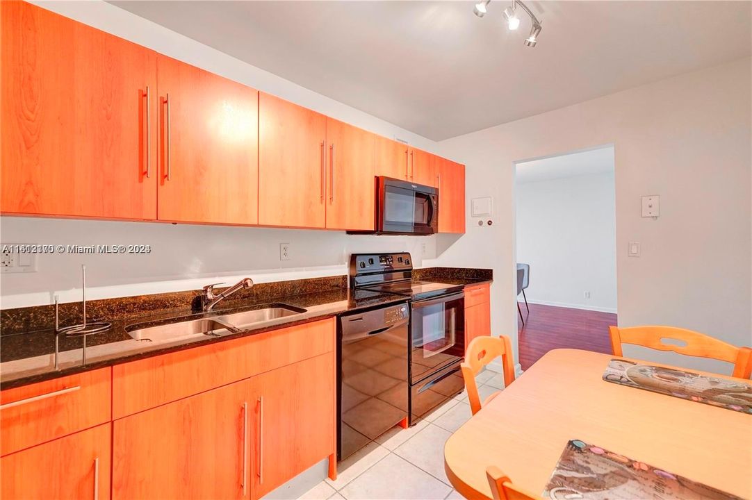 For Rent: $2,500 (1 beds, 1 baths, 906 Square Feet)