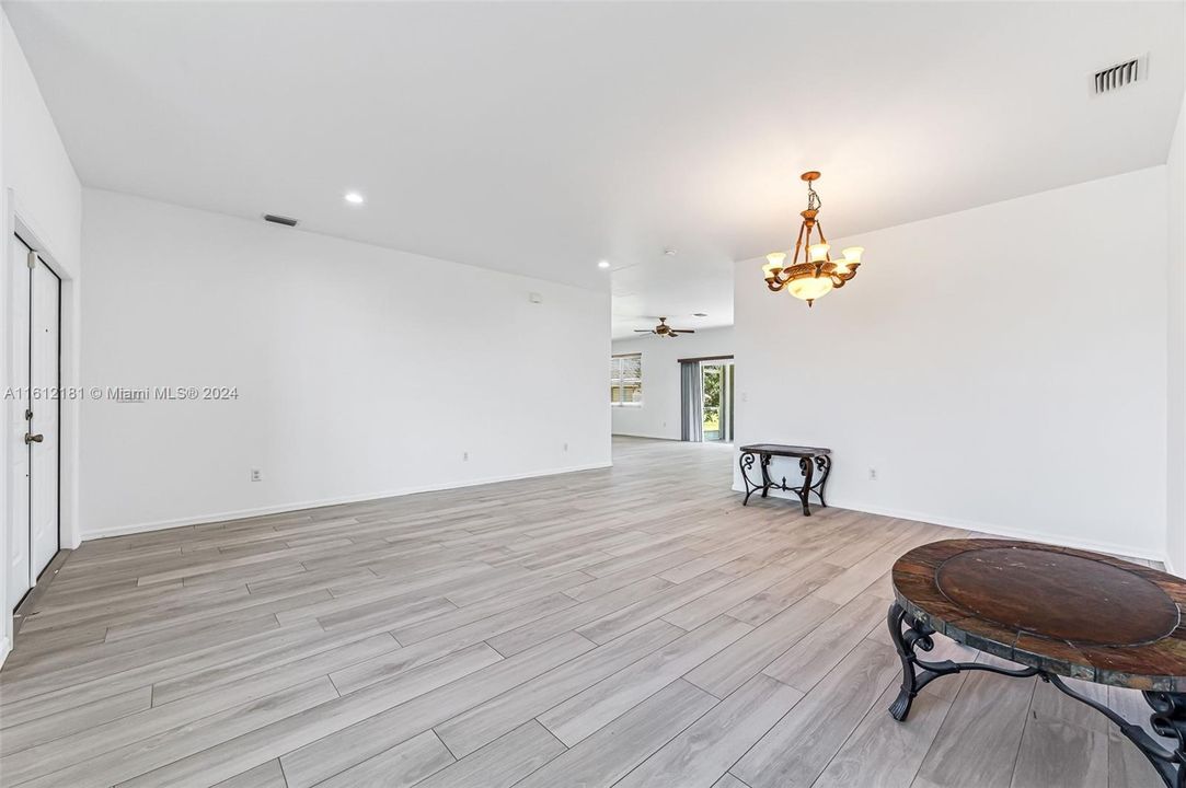 For Sale: $369,900 (3 beds, 2 baths, 1926 Square Feet)