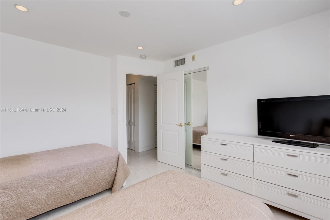 For Sale: $305,000 (2 beds, 2 baths, 1027 Square Feet)