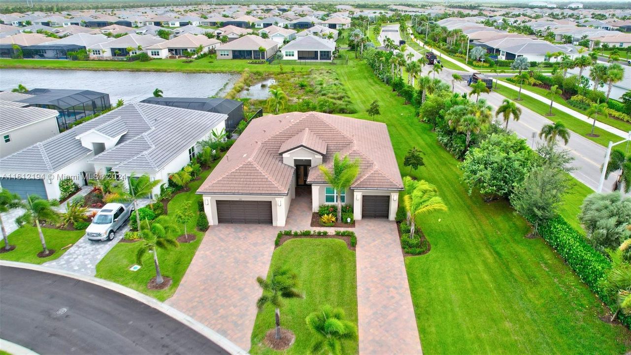 For Sale: $899,000 (3 beds, 3 baths, 2645 Square Feet)