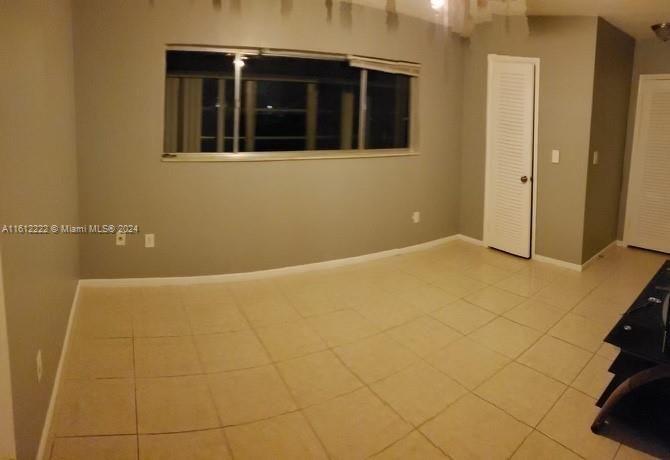 For Sale: $215,000 (2 beds, 1 baths, 810 Square Feet)